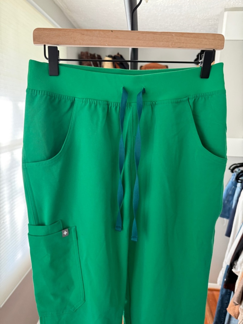 Figs Kade Cargo Scrub Pants in Evergreen - Picture 3 of 8